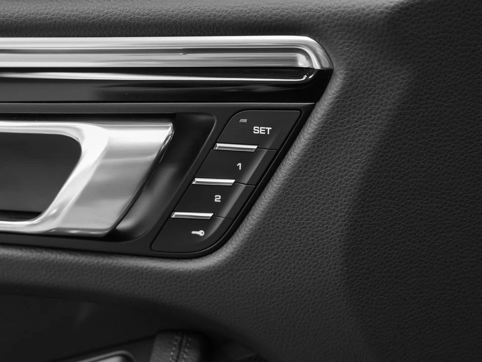 2026 Porsche Macan - Image 28 of 31