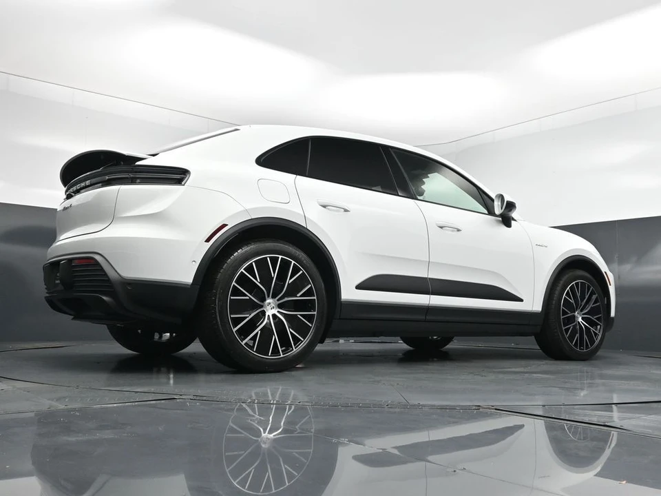 2026 Porsche Macan Electric - Image 24 of 31