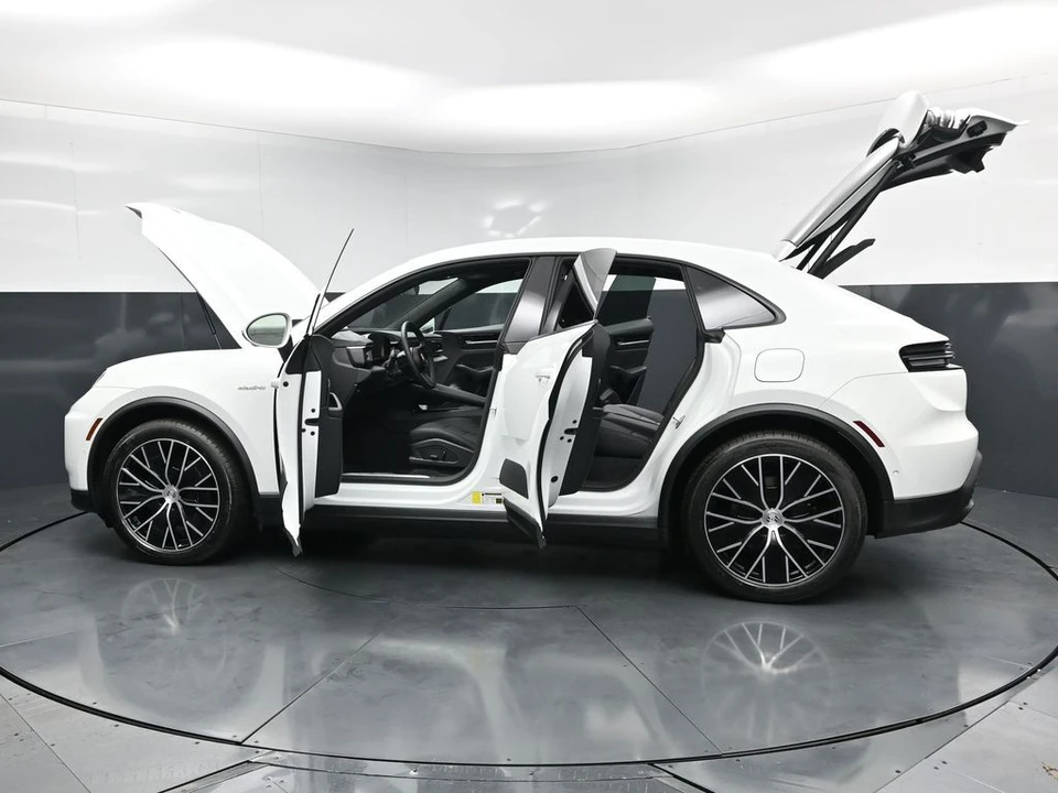 2026 Porsche Macan Electric - Image 30 of 31