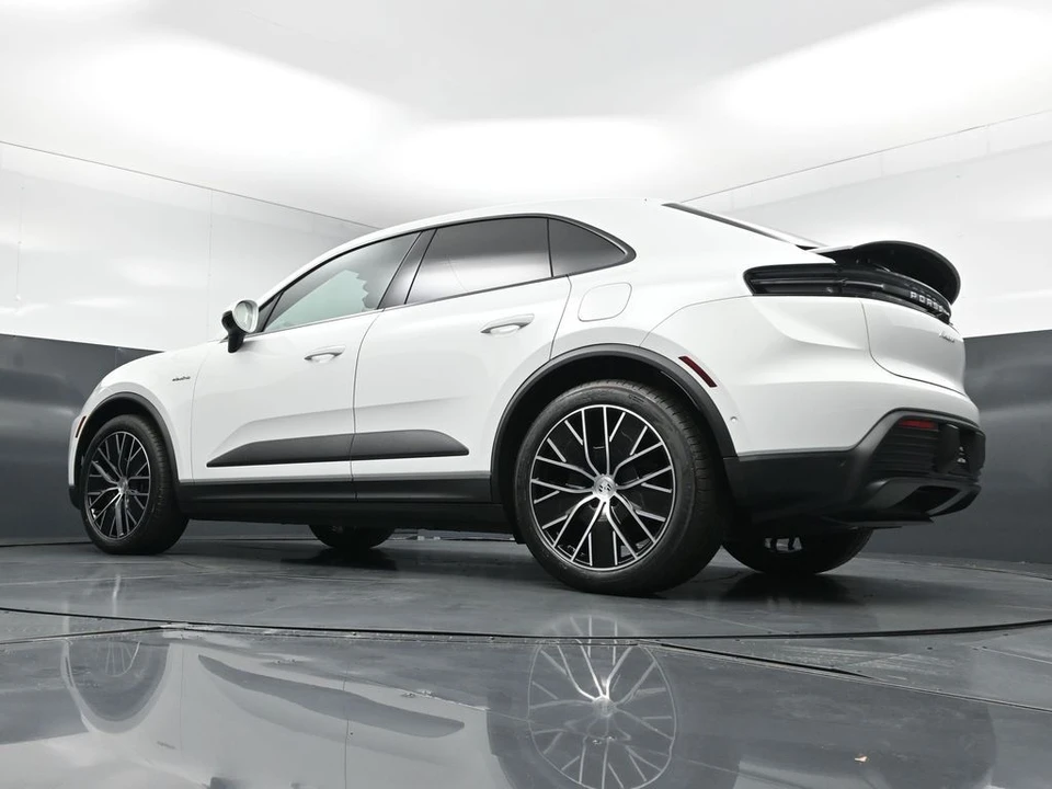 2026 Porsche Macan Electric - Image 22 of 31