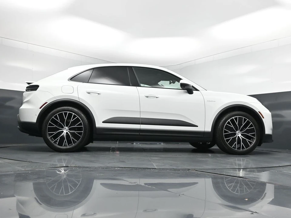 2026 Porsche Macan Electric - Image 25 of 31