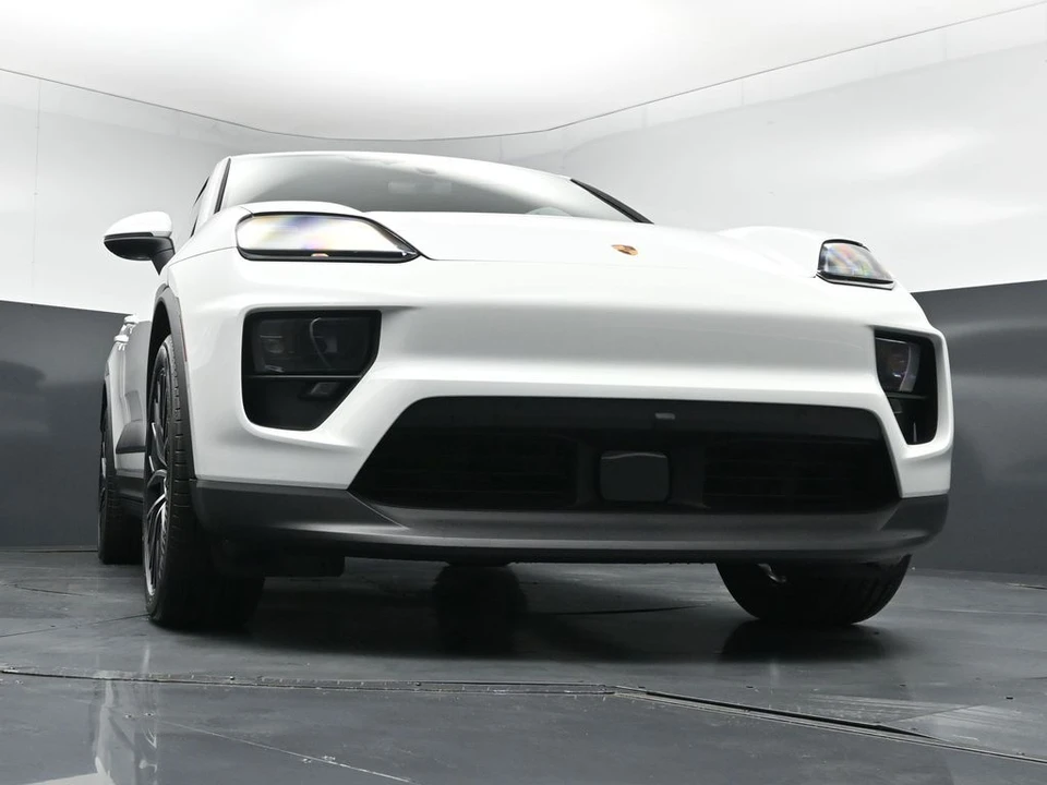 2026 Porsche Macan Electric - Image 27 of 31