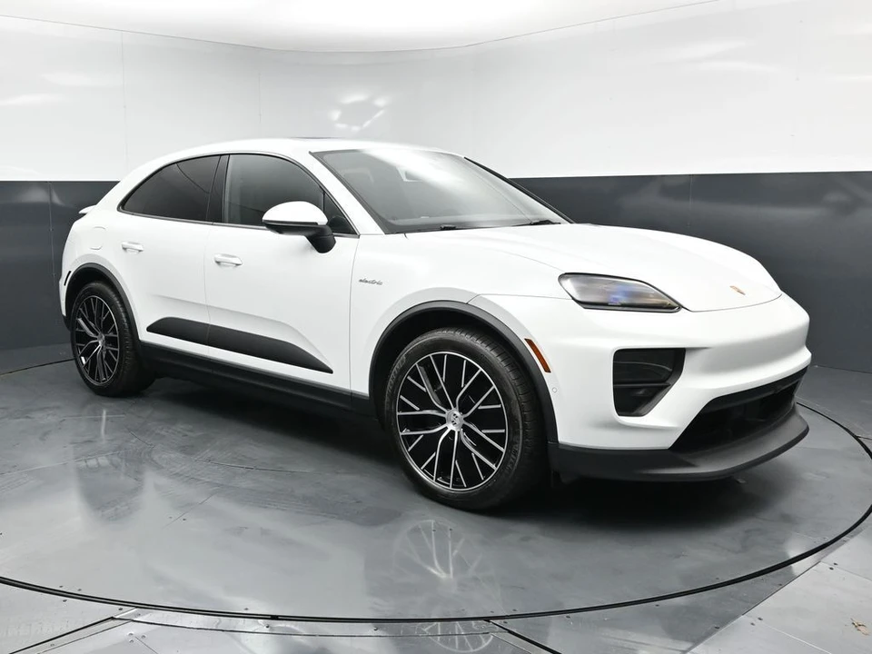 2026 Porsche Macan Electric - Image 10 of 31