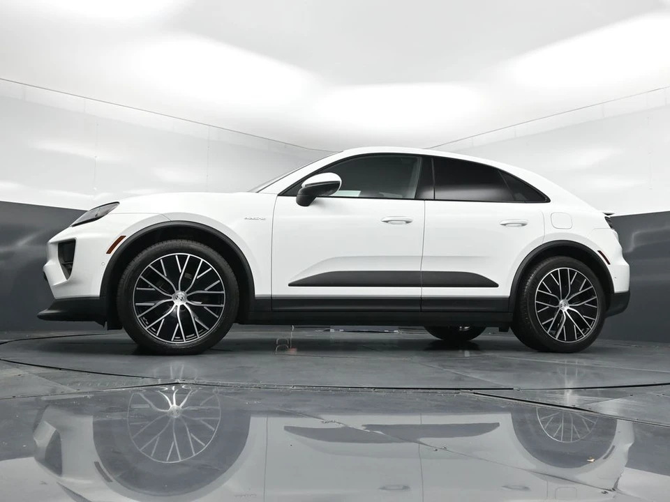 2026 Porsche Macan Electric - Image 21 of 31
