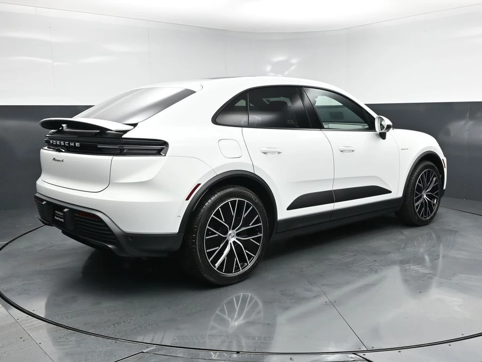 2026 Porsche Macan Electric - Image 8 of 31
