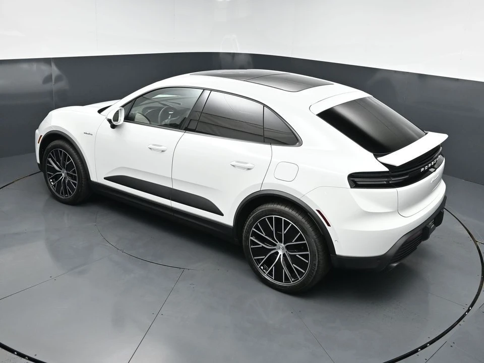 2026 Porsche Macan Electric - Image 14 of 31