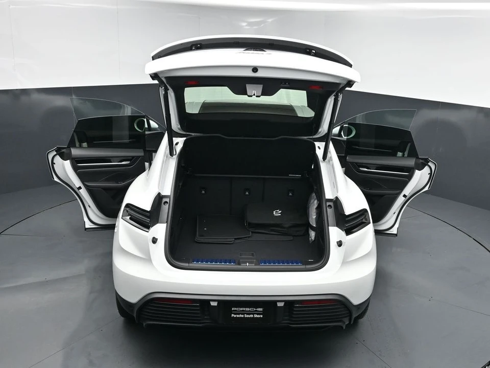 2026 Porsche Macan Electric - Image 29 of 31