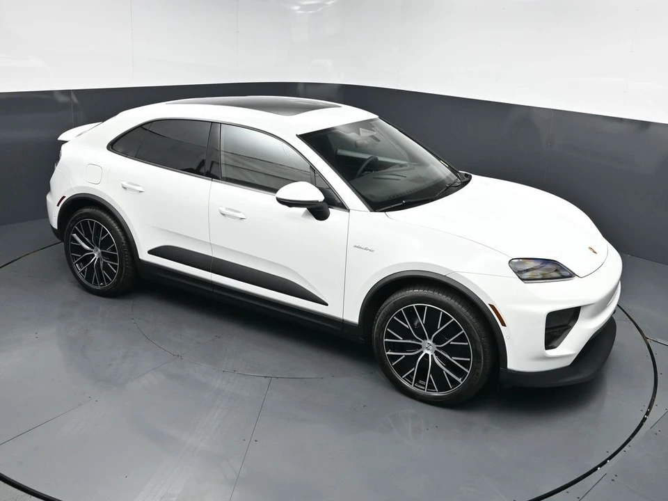 2026 Porsche Macan Electric - Image 18 of 31