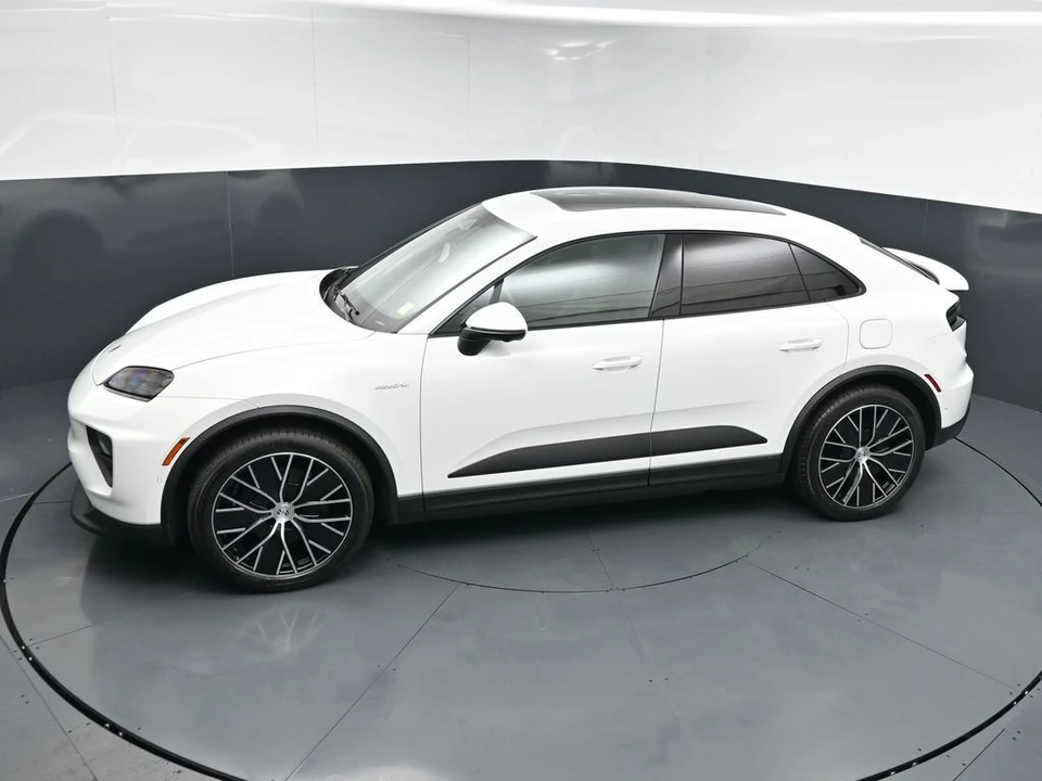 2026 Porsche Macan Electric - Image 13 of 31
