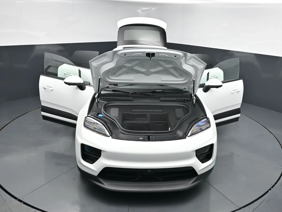 2026 Porsche Macan Electric - Image 28 of 31