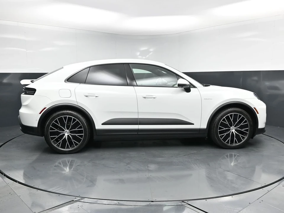 2026 Porsche Macan Electric - Image 9 of 31