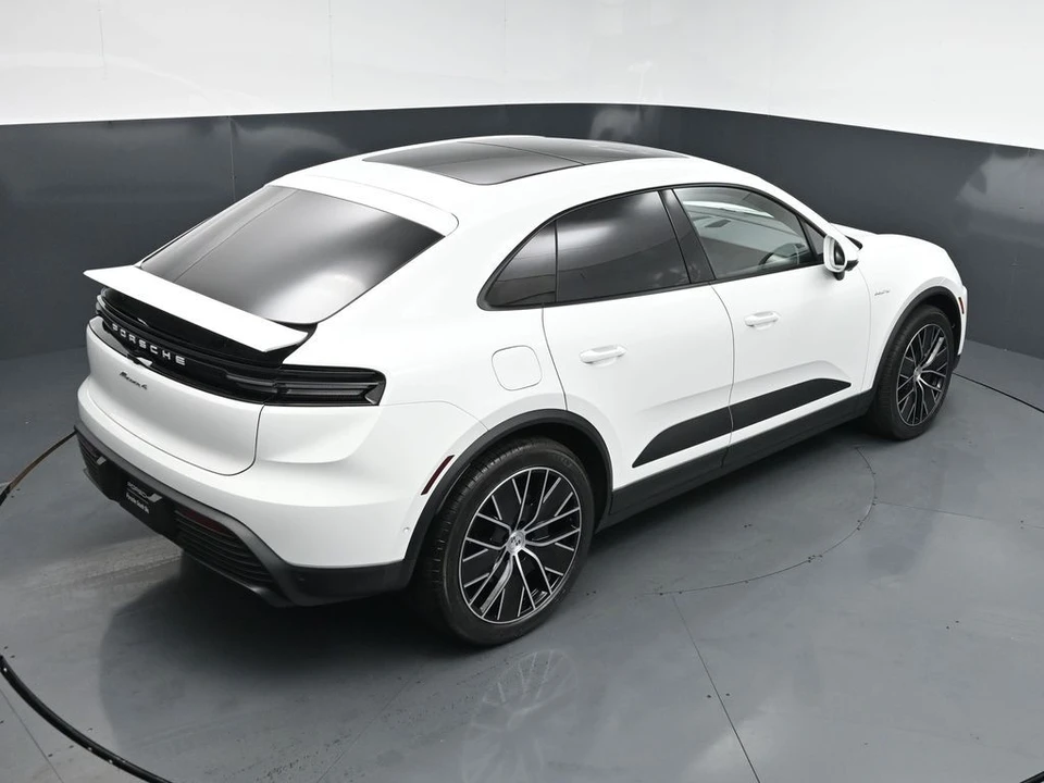 2026 Porsche Macan Electric - Image 16 of 31