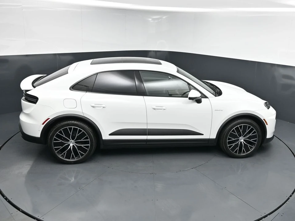 2026 Porsche Macan Electric - Image 17 of 31