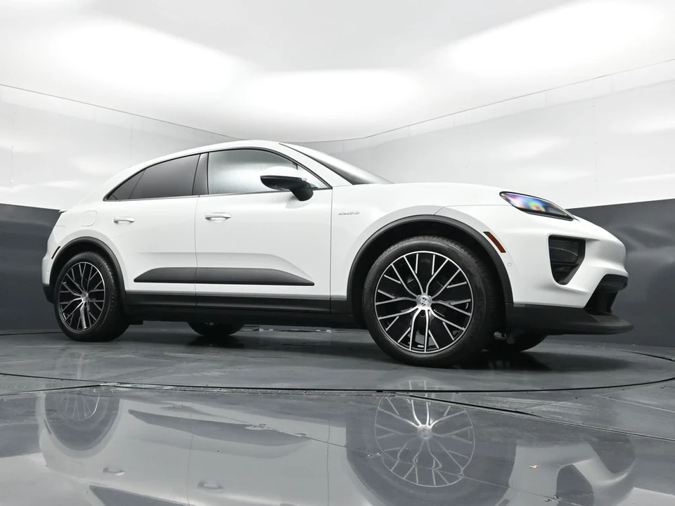 2026 Porsche Macan Electric - Image 26 of 31