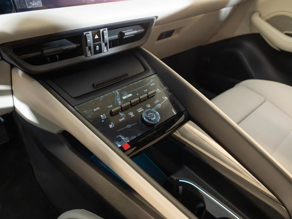 2026 Porsche Macan Electric - Image 27 of 30
