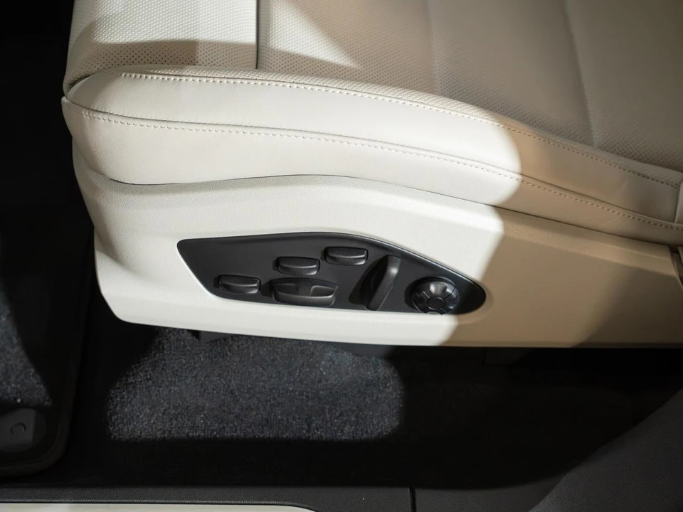2026 Porsche Macan Electric - Image 15 of 30