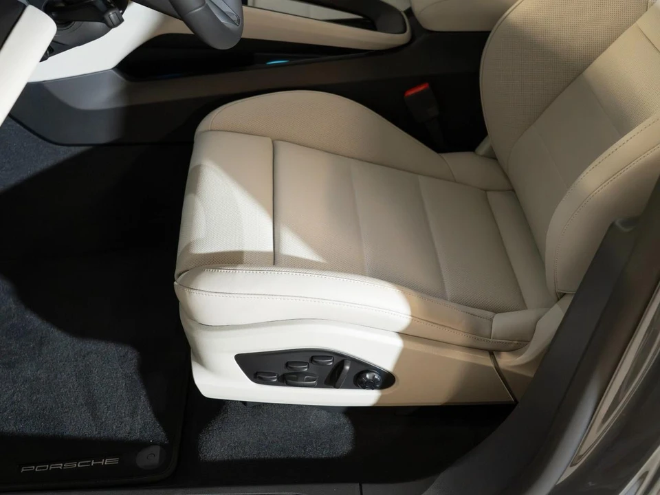 2026 Porsche Macan Electric - Image 16 of 30