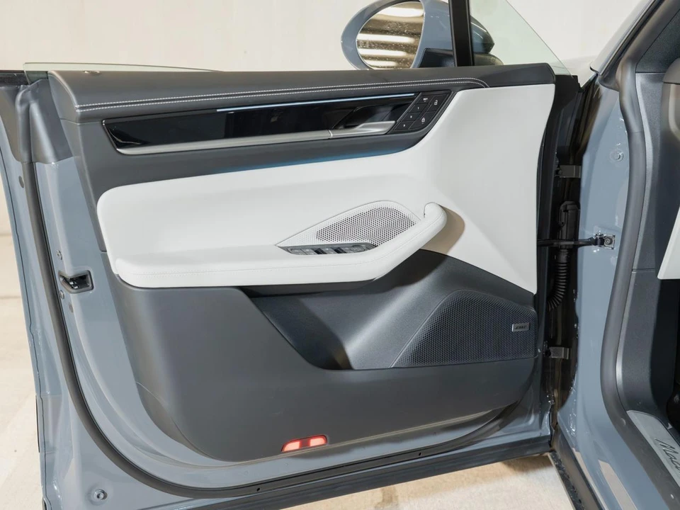 2026 Porsche Macan Electric - Image 18 of 30