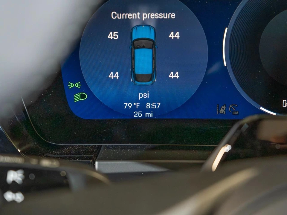 2026 Porsche Macan Electric - Image 28 of 31