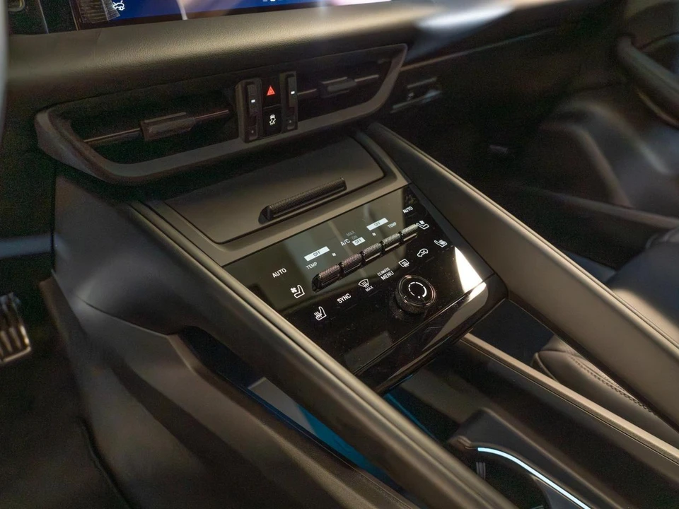 2026 Porsche Macan Electric - Image 27 of 31