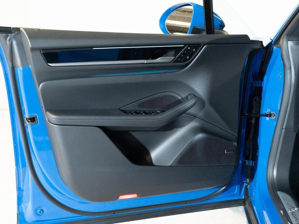 2026 Porsche Macan Electric - Image 18 of 31