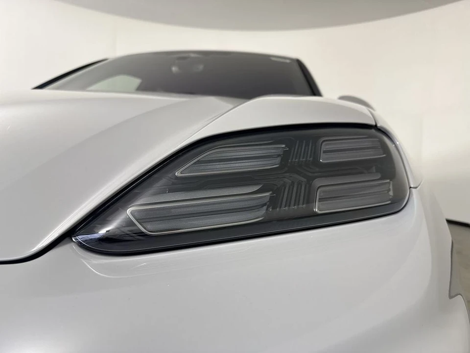 2026 Porsche Macan Electric - Image 11 of 31