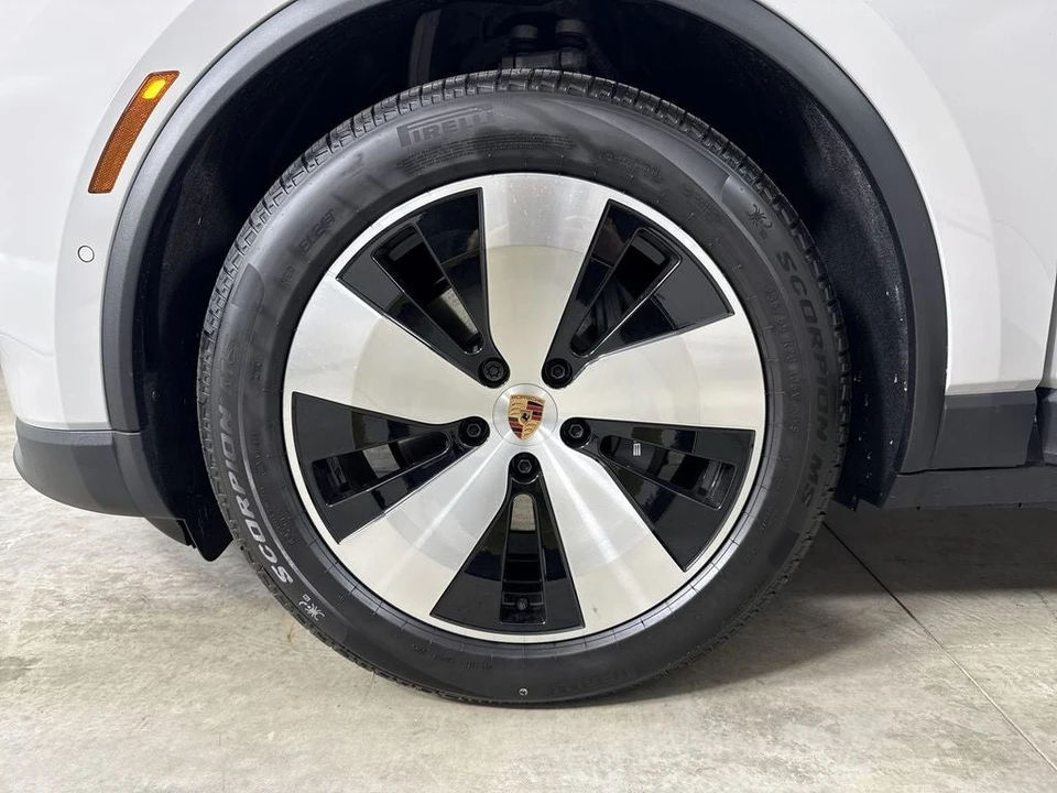 2026 Porsche Macan Electric - Image 13 of 31