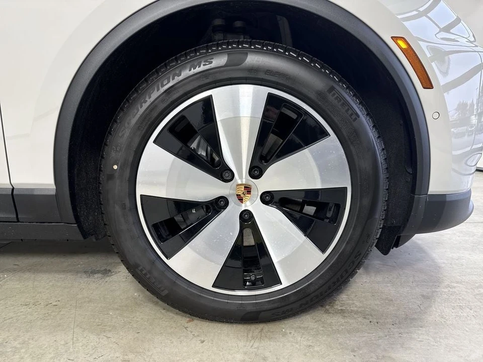 2026 Porsche Macan Electric - Image 15 of 31