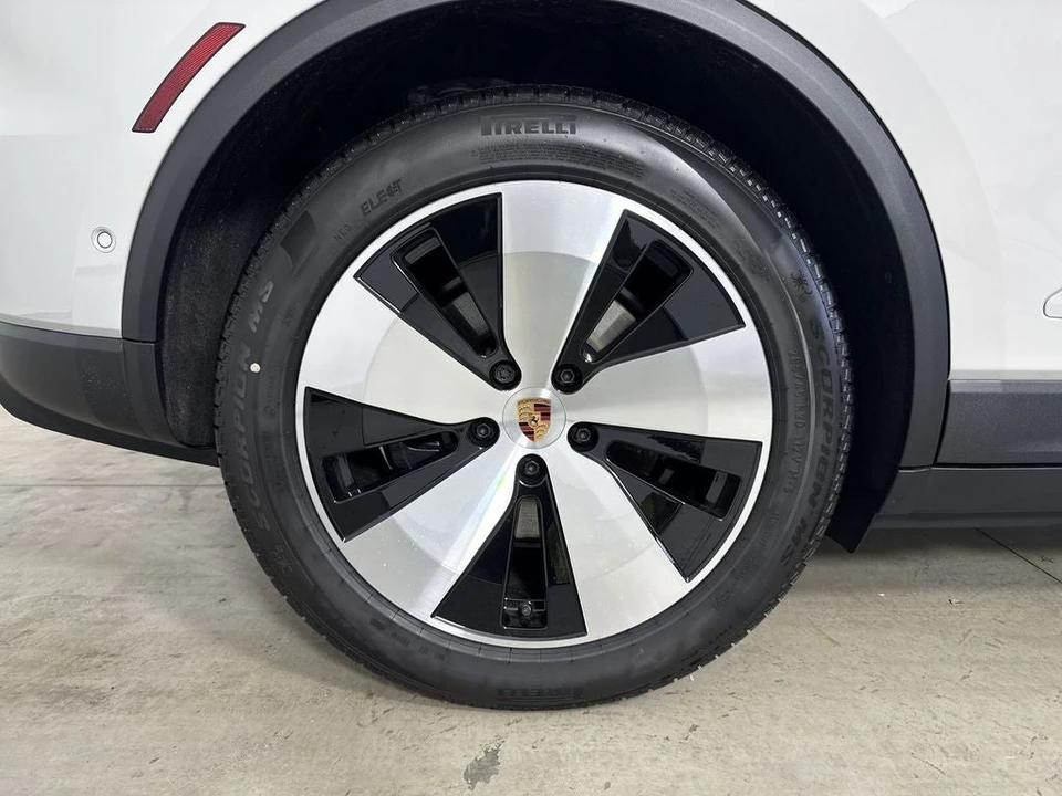 2026 Porsche Macan Electric - Image 16 of 31