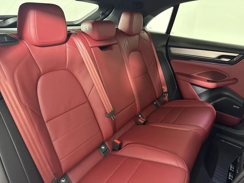 2026 Porsche Macan Electric - Image 24 of 31