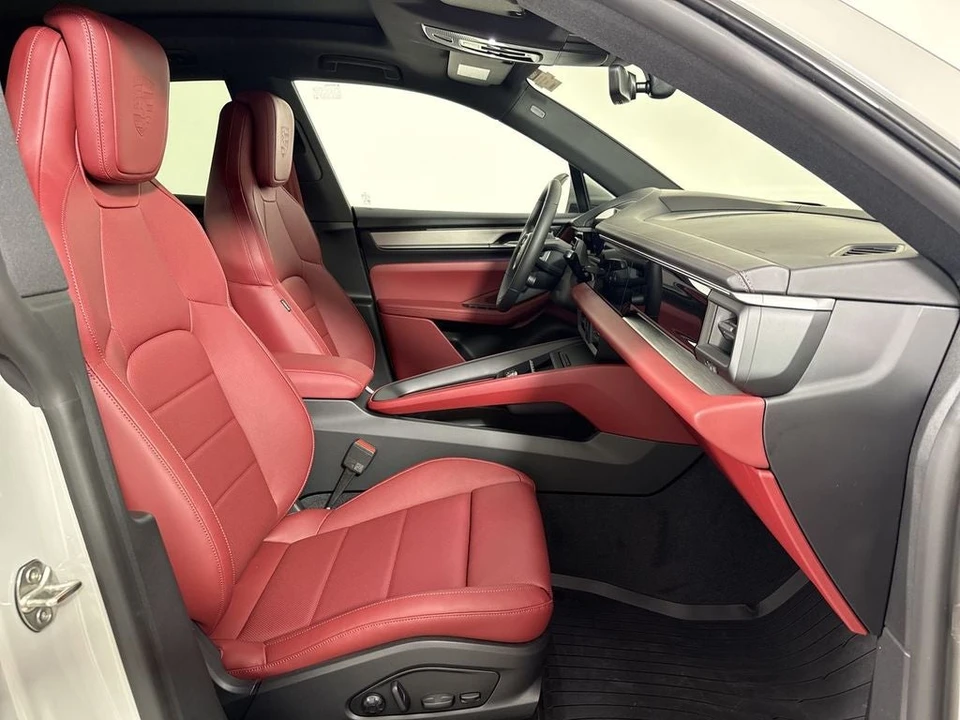2026 Porsche Macan Electric - Image 25 of 31
