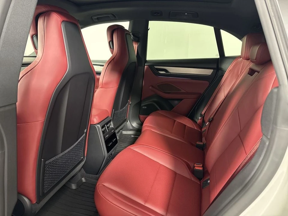 2026 Porsche Macan Electric - Image 27 of 31