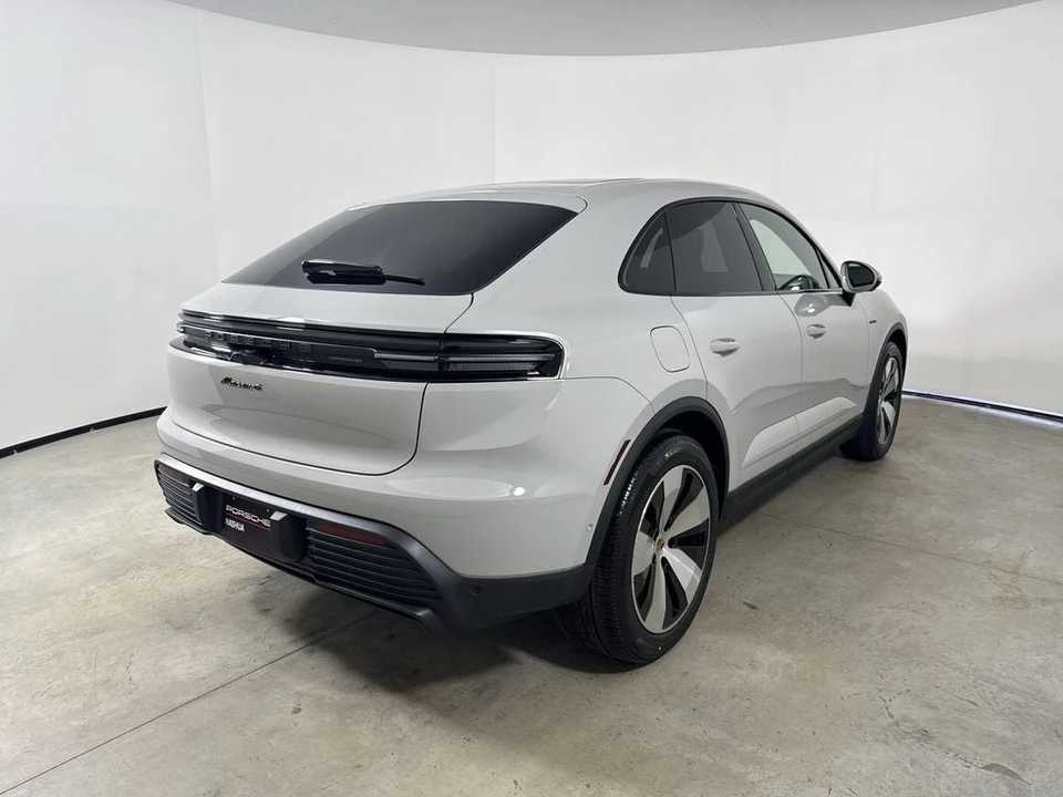 2026 Porsche Macan Electric - Image 7 of 31