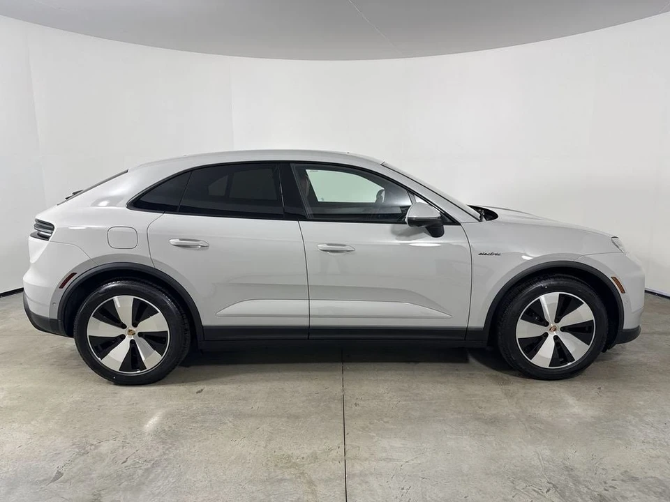 2026 Porsche Macan Electric - Image 8 of 31
