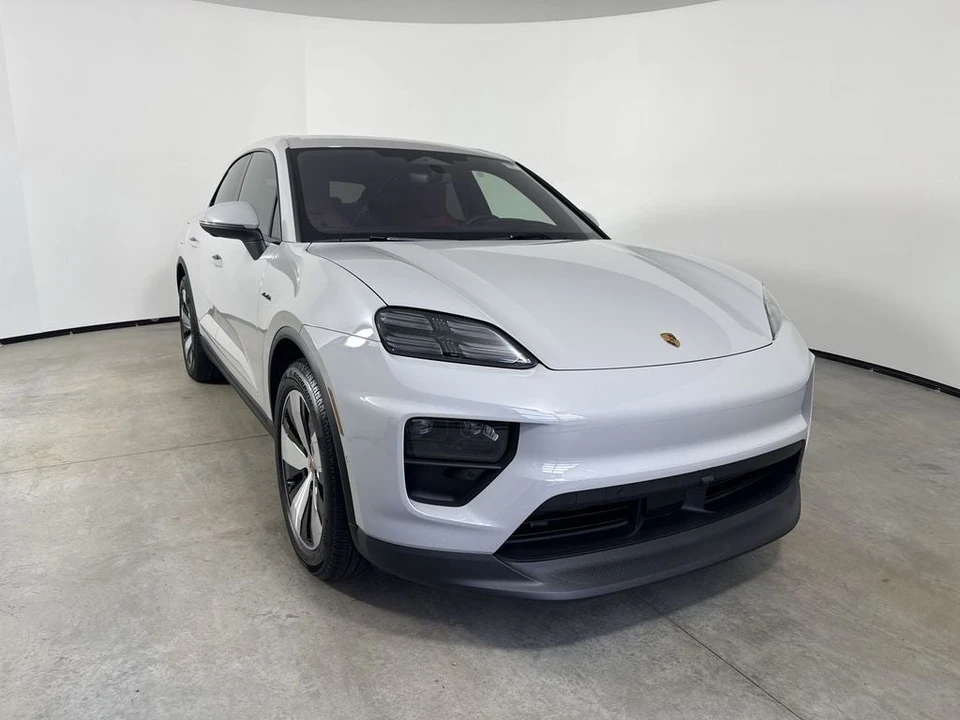 2026 Porsche Macan Electric - Image 9 of 31