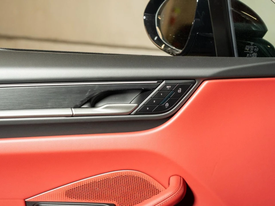 2026 Porsche Macan Electric - Image 25 of 31