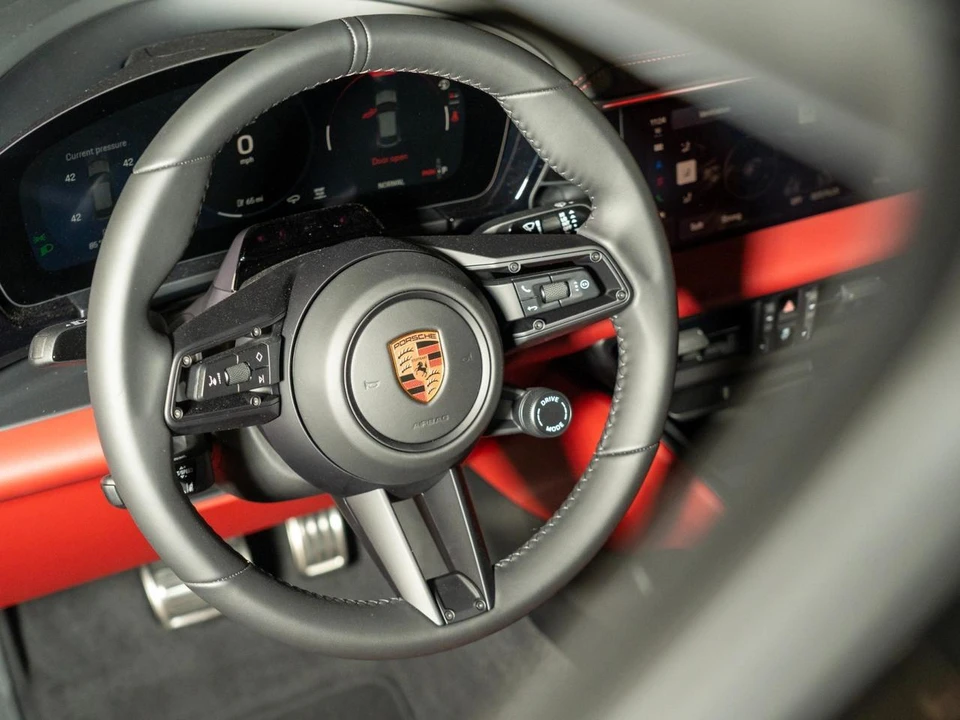 2026 Porsche Macan Electric - Image 18 of 31