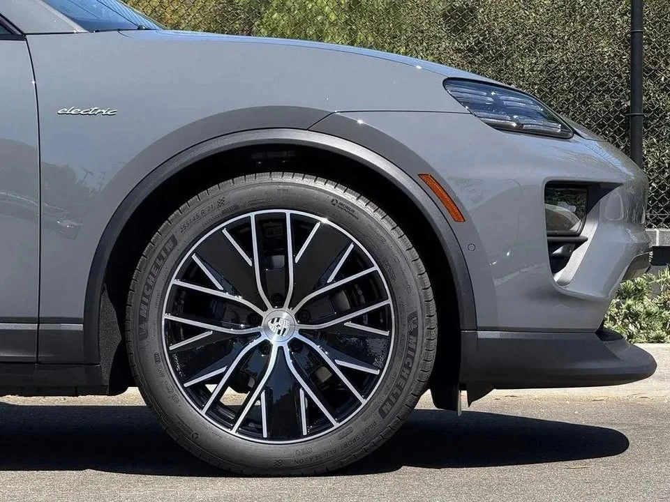 2026 Porsche Macan Electric - Image 11 of 19
