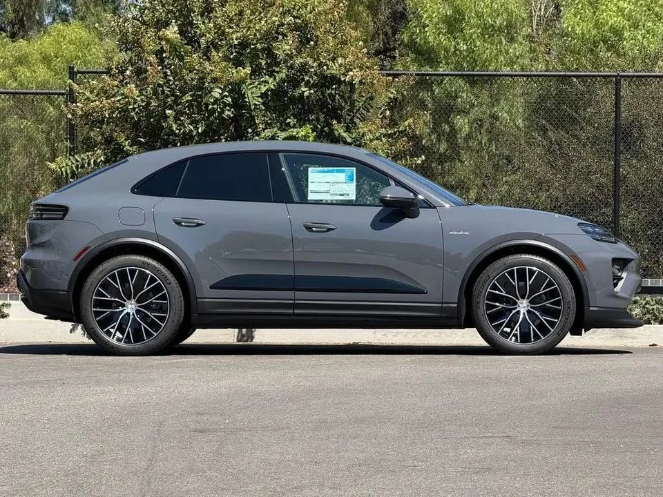 2026 Porsche Macan Electric - Image 7 of 19