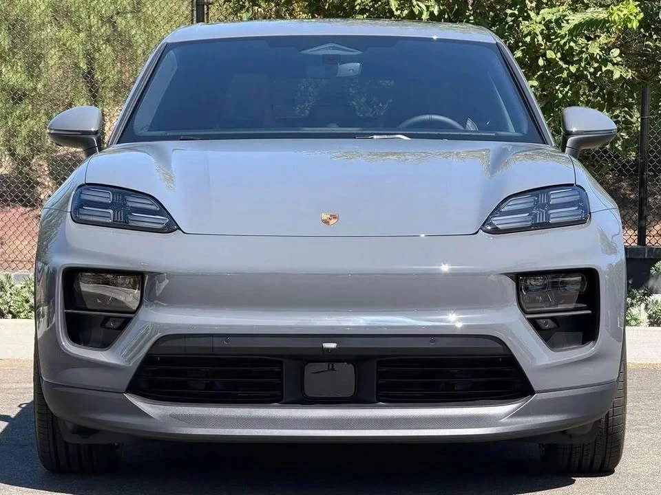2026 Porsche Macan Electric - Image 9 of 19