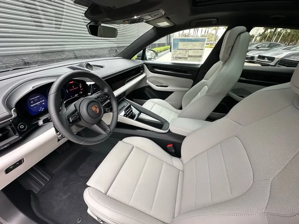 2026 Porsche Macan Electric - Image 4 of 7