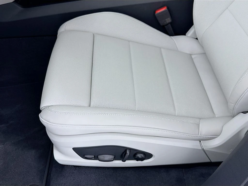 2026 Porsche Macan Electric - Image 13 of 31