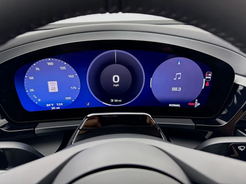 2026 Porsche Macan Electric - Image 16 of 31