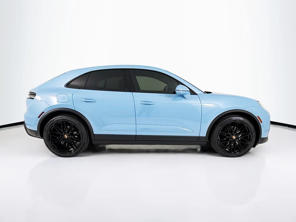 2026 Porsche Macan Electric - Image 8 of 31