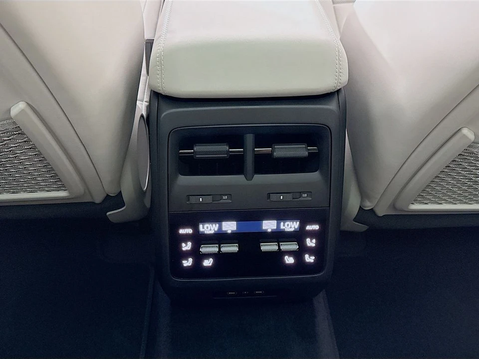 2026 Porsche Macan Electric - Image 28 of 31