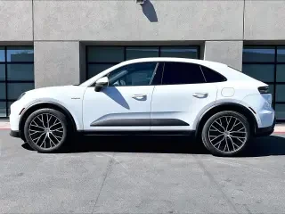 2026 Porsche Macan Electric - Image 13 of 31