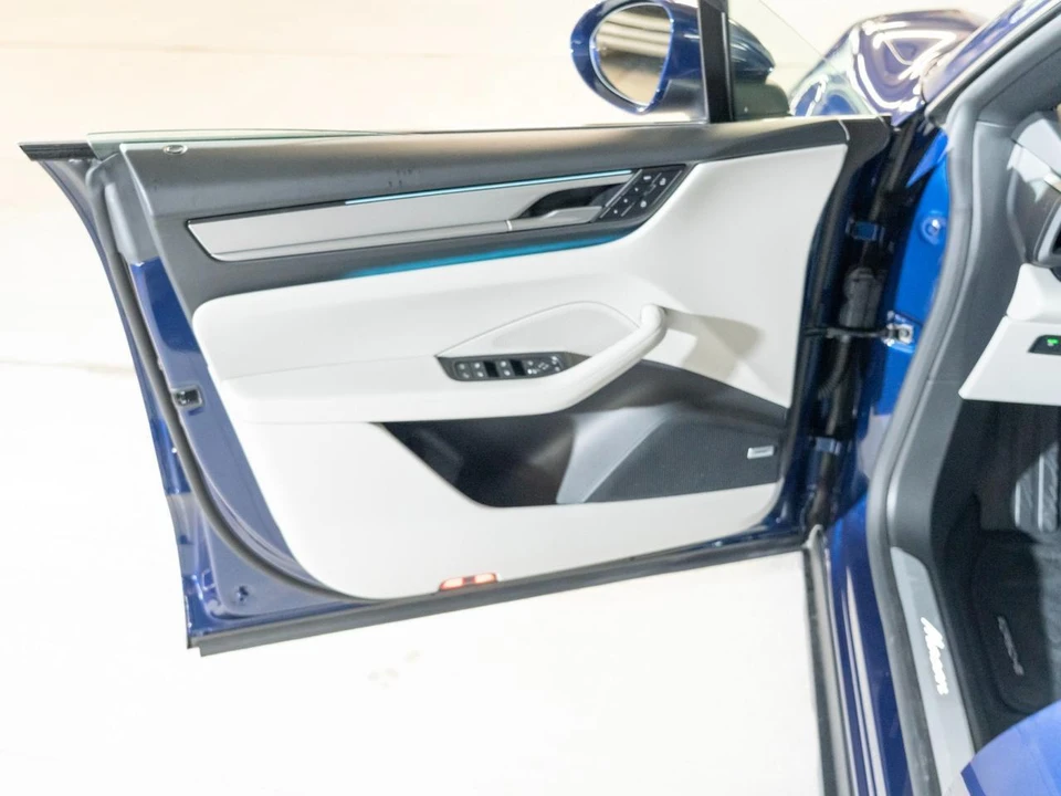 2026 Porsche Macan Electric - Image 16 of 29