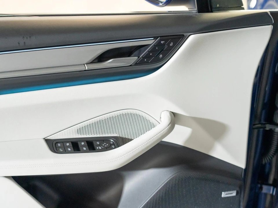 2026 Porsche Macan Electric - Image 17 of 29