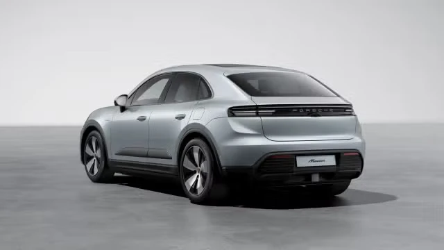 2026 Porsche Macan - Image 18 of 30