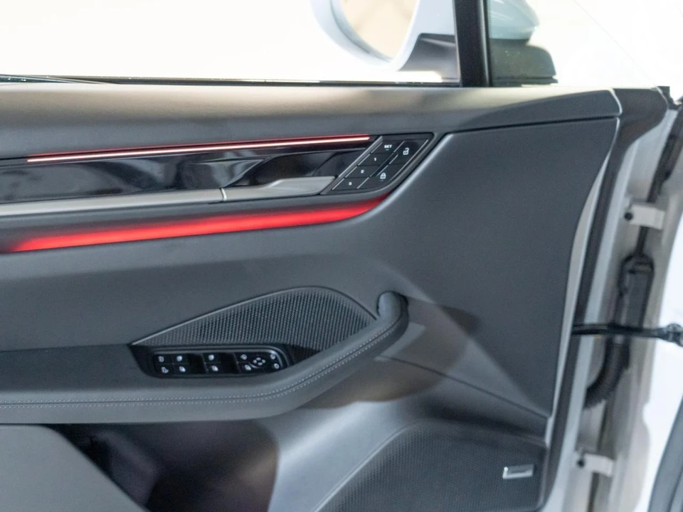 2026 Porsche Macan Electric - Image 18 of 27
